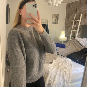 Grå stickad tröja från Zara - Hej, säljer nu min gråa stickade tröja från Zara i stolek S. Hel och i nyskick. Säljer pga kommer aldrig till användning. Köparen står för frakten på 66kr🫶🏽