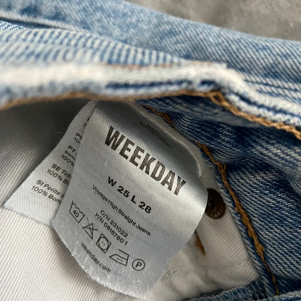 Jättefina jeans från Weekday i storlek W25/L28. Dom är i bra skick! Frakt tillkommer:). Jeans & Byxor.