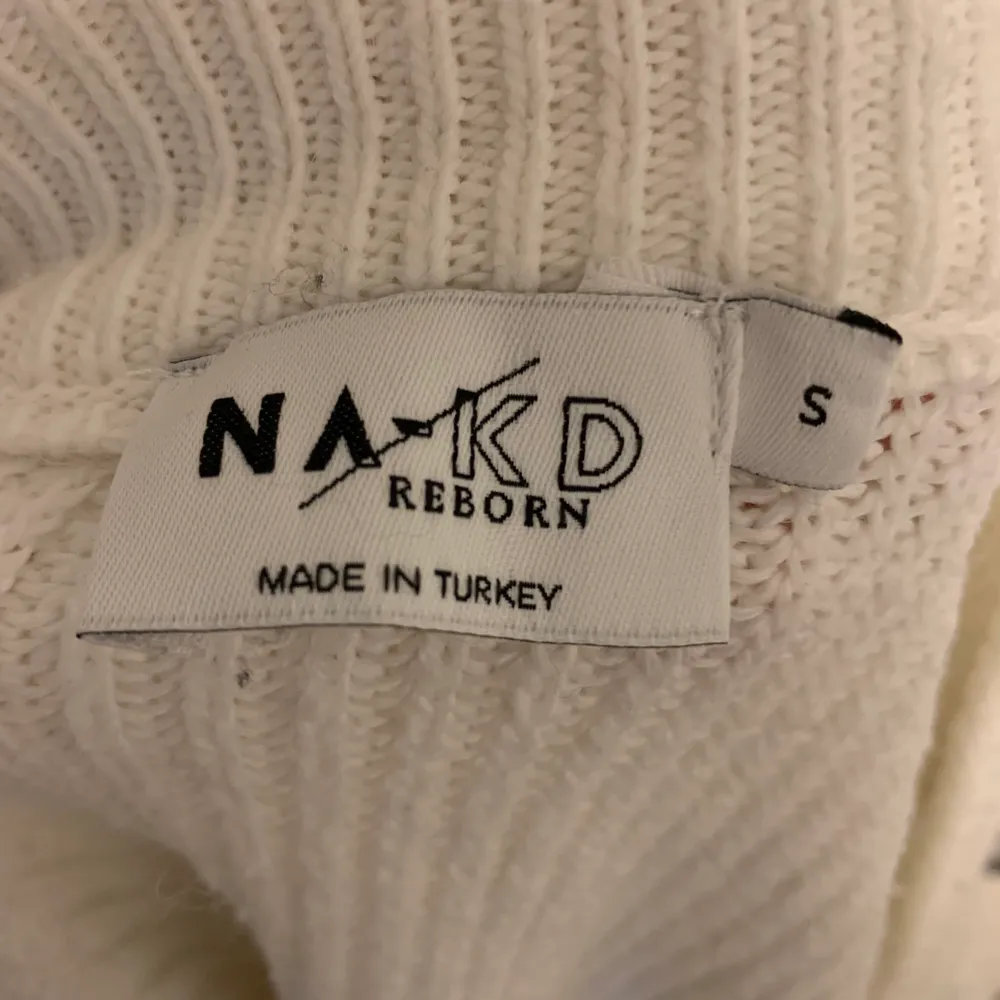 En stickad tröja från NAKD i strl S, använt Max 2-3 gånger så den är i jättebra skick. Säljer då jag inte får någon användning av den 🤍. Stickat.