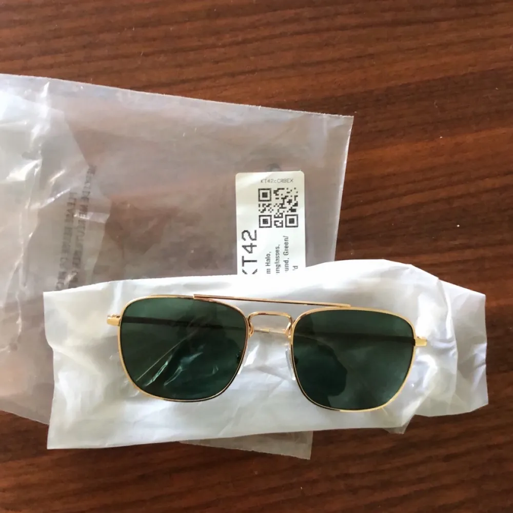 Skitsnygga pilot solglasögon från Jim Halo köpta på Sellpy förra veckan men passade inte mitt ansikte. Nypris :350kr! . Accessoarer.