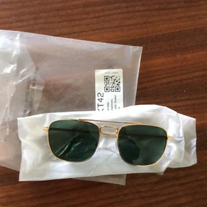 Jim Halo pilot solglasögon  - Skitsnygga pilot solglasögon från Jim Halo köpta på Sellpy förra veckan men passade inte mitt ansikte. Nypris :350kr! 