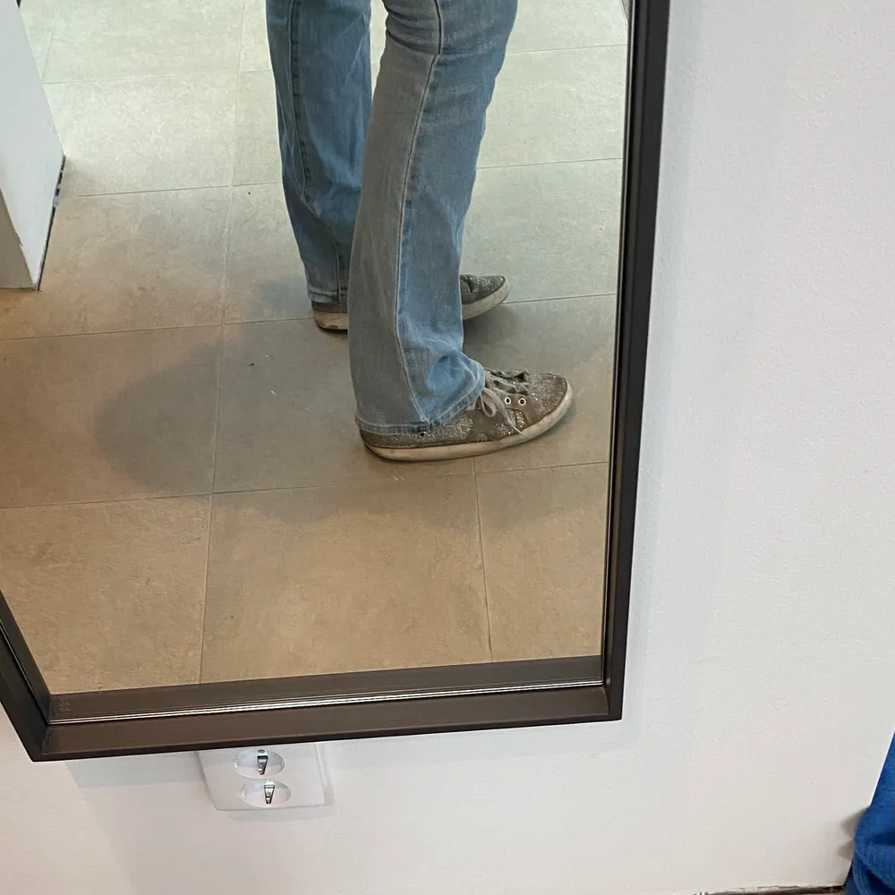 Säljer dessa låg midjade bootcutjeans ifrån levis💕 superfin ljusblå färg, storlek 24 men passar på mig som vanligtvis har 34/36, kontakta vid intresse och köparen står för frakt!. Jeans & Byxor.