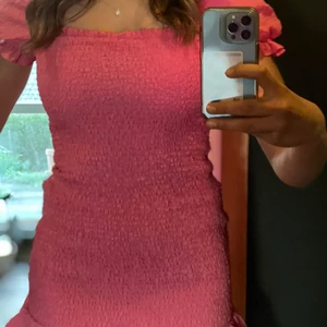 Klänning - Säljer min rosa zara klänning då den inte kommer till användning pris lappen är kvar och inga skador på plagget🤩