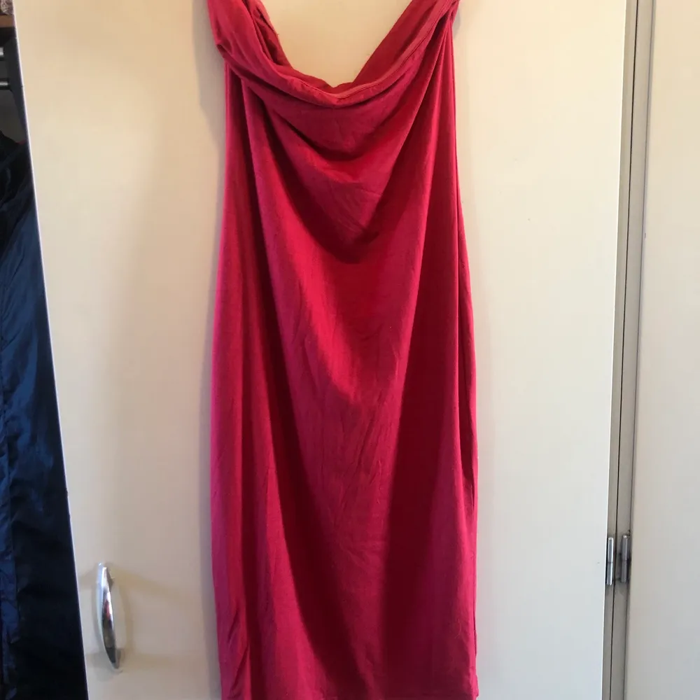 Super fin röd klänning utan band som bara vart använd en gång på julafton. Det är ett silikon band runt hela på insidan längst upp ( se bild ) det är storlek xs på men materialet är såpass töjbart så den skulle absolut funka som S. . Klänningar.