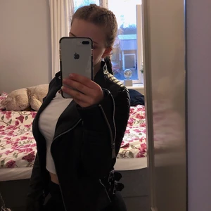 Svart skinnjacka - Superfin skinnjacka som jag tror är ifrån chiquelle men som jag själv köpte här på plick. Tycker om den väldigt mycket men tyvärr har den blivit för liten så måste sälja den vidare. Jackan är i storlek 38 men den är väldigt liten i storleken så skulle snarare säga en 34. Använd men inga defekter och den är inte sliten.💗 Köparen står för frakten!