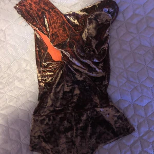 Fest tröja brun xs - En jätte fin tröja som inte har kommit till användning den är fin till både fester eller till sommaren❤️