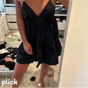 Klänning Zara - Säljer min svart zara klänning  (inte mina bilder) man står för frakten själv och budet💓