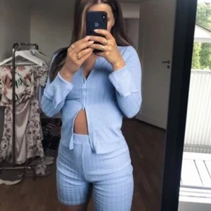 Tvådelad outfit - Säljer detta fina setet som jag precis fått hem men inte vill ha kvar då det inte är min stil riktigt! ÄLSKAR materialet och färgen är såå fin! Skulle säga att storleken är M-L. Hör gärna av dig vid frågor och funderingar❤️