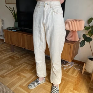 Reclaimed Vintage vita jeans - Vita/ecru jeans med bruna stygn från Reclaimed Vintage i storlek 36, köpta på ASOS. Finns att hämta ta upp i Uppsala eller skickas mot frakt 