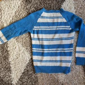Handstickade sweater - Köpt secondhand. Acryl blandning, supermjuk och enkel att tvätta.