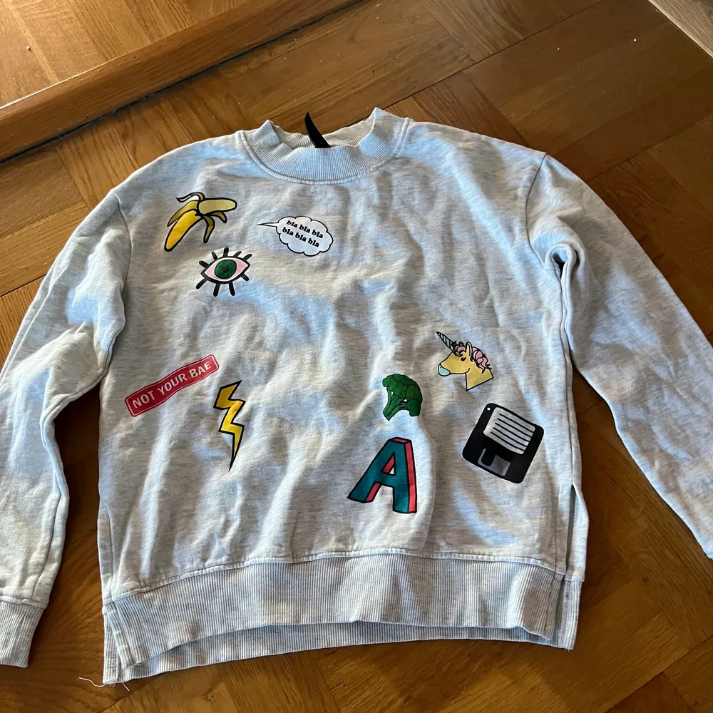 Sweatshirt med olika tryck på från H&M. Tröjor & Koftor.