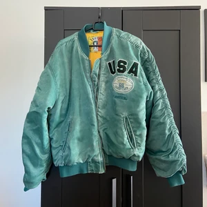 Bomber jacka - Skit cool bomber jacka som jag köpte på loppis, rätt sliten men tycker det bara gör att jackan ser bättre ut. Uppskattar att den är i storlek M. Skriv vid frågor och funderingar!  Obs. Dragkedjan är seg och går ej att stänga ibland såväl som svår att öppn