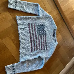 Stickad tröja med USAs flaga på från Kappahl