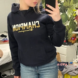 Champion hoodie  - Oanvänd, mörkblå champion hoodie i storlek M. Passar mig bra och använder i vanliga fall S, skulle säga liten i storleken. Texten är helgerna vit helgerna guld🥰
