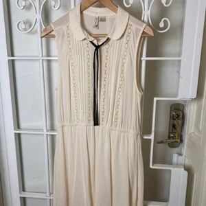 Country/vintage-inspirerad klänning  - Bli coolast på studenten i denna vintage-inspirerade klänning.   Fint skick. Endast provad!   Längd: 95 cm. Axel till Axel: 35 cm. Bröstvidd: 35 cm. Midjemått: 35 cm.  Material: ﻿ ﻿Yttertyg: ﻿100 % viskos.  ﻿Foder: 100 % polyester.