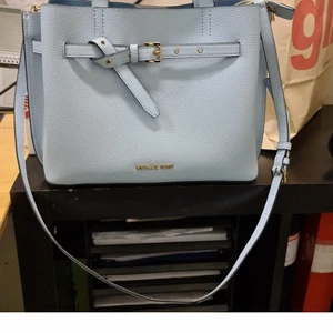 Michael Kors handväska  - Ljusblå handväska från Michael Kors med en lång axelrem och kortare handtag. Väskan har använts bra en gång och är nu till försäljning pga att storleken inte passar mig. Inköpspris 4999:-