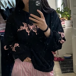 Hoodie med fjärilar🦋 - Jättegullig hoodie med fjärilar på🦋. Köpt på hm. Storlek xs men väldigt stor skulle säga xs-m den passar alla💖 jättemysig till sommarkvällar. Säljer för att jag har för många hoodies. 