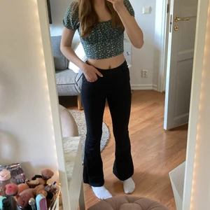 Black bootcut perfect jeans  - För mig som är 1.58 cm lång tycker att de har börjat bli lite korta så för dig som är lite under 1,58 skulle byxorna passa toppen! Jättebra kvalité❣️🤌🏼orginal priset var ungefär 500 kr👖