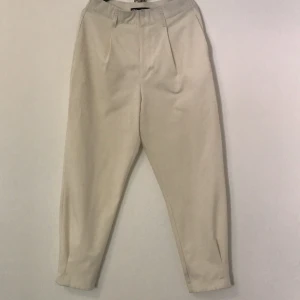 Zara Slacks beige  - Långa dam slacks, ljus beige färg, polyster men väldigt fina och lätt använda , fler bilder när slacks påklädd kan skickas 