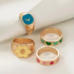 Säljer mina guldiga ringar med fina färgglada tryck. Använda en gång så är i fint skick. 💞💞💞