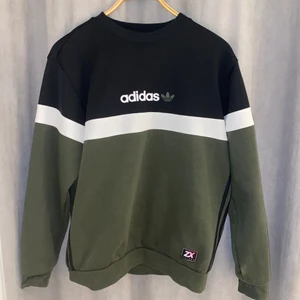 Adidas Originals Sweatshirt  - Säljer min snygga originals tröja då den inte passar mig, tröjan är 9/10 condition 