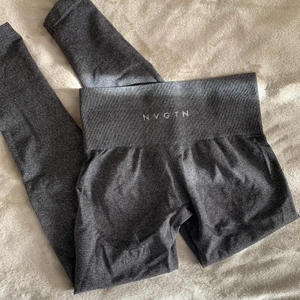 NVGTN leggings - Säljer mina oanvända mörkgråa nvgtn leggings i storlek S, formar rumpa och midja!! Köparen står för frakten som går på 52kr 👍🏻 (på sista bilden har jag på mig ett par blåa)