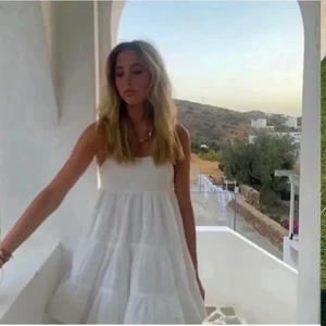 Vit klänning - Oanvänd, går att ha under en stickad tröja som på andra bilden också! Passar XS-S. första bilden är lånad!!!