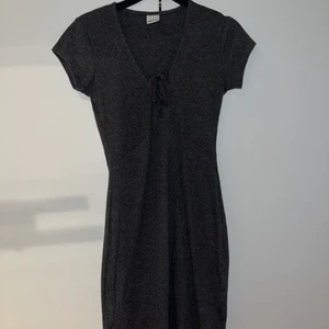 Ribbad klänning - Ribbad mörkgrå klänning, använd en gång