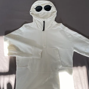 CP Company  - CP Company Goggle Halfzip Hood. Ny skick, Köpt på NK i Gbg för 2399kr mitt pris 1299kr. Kvitto finns. 