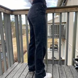 Zara jeans full length, strl 34 - Helt oanvända zara jeans då dem är för små på mig. Dem är väldigt små i storleken. Det är min syster som har på dem på bilden och hon är 1.67 cm så dem är långa i benen. Det är Ingen stretch. Super snygga byxor och man kan ha dem till allt verkligen! 