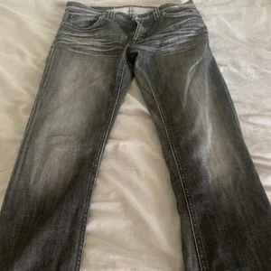 Lågmidjade jeans  - Intressekoll!! Suuuuperfina lågmidjade jeans i fin tvätt🖤 lagade vid rumpan (se bild 3) midja- 76cm (stretchiga), innerbenslängd- 79cm. Jag är 165cm lång🤍