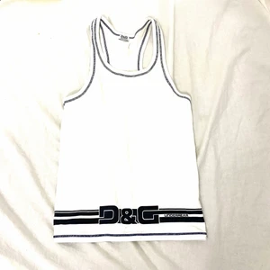 Linne -  basic linne / tanktop från Dolce&Gabbana, köpt på humana så förmodligen ej äkta! najs till sommaren med typ lågmidjade jeans <3