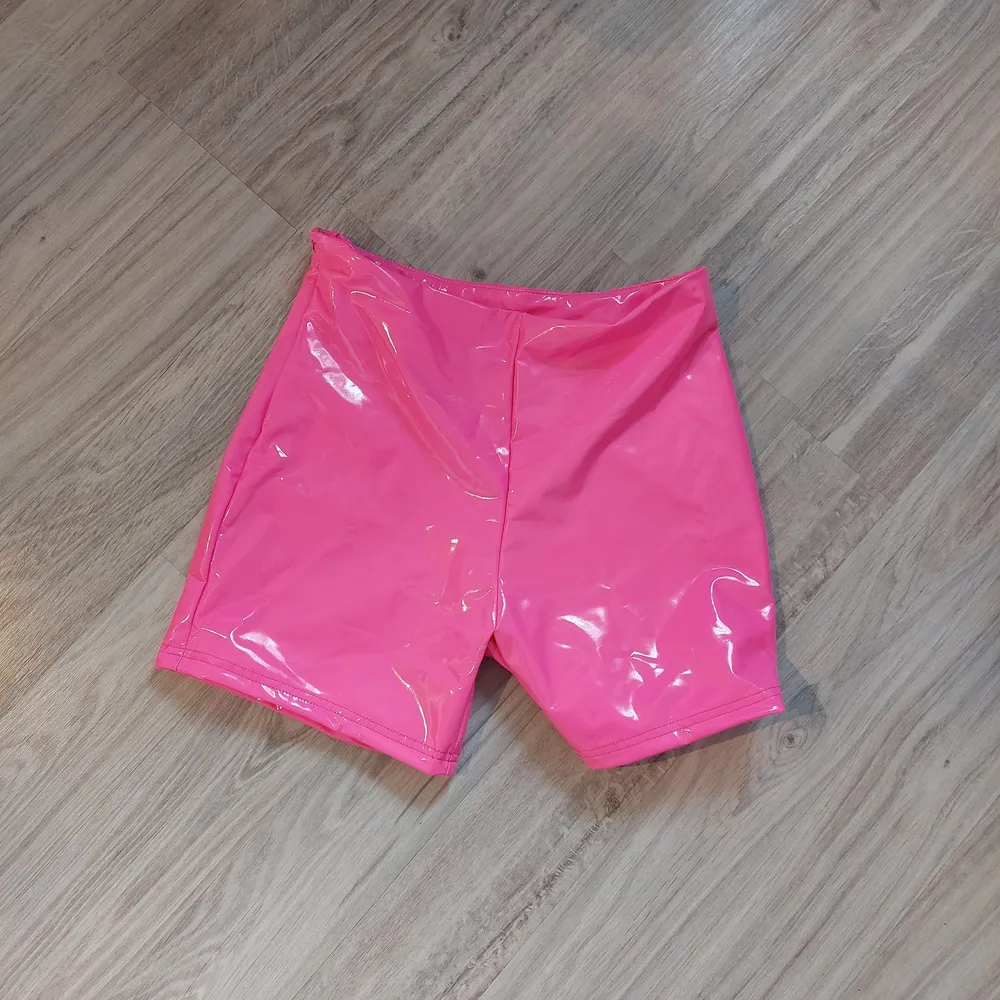  Rosa  shorts i lack. Storlek XS endast provade .  Så är i nyskick. Säljs då de var för stora för mig. Så dessa är lite stora i storleken.   Finns en dragkedja på sidan. . Shorts.