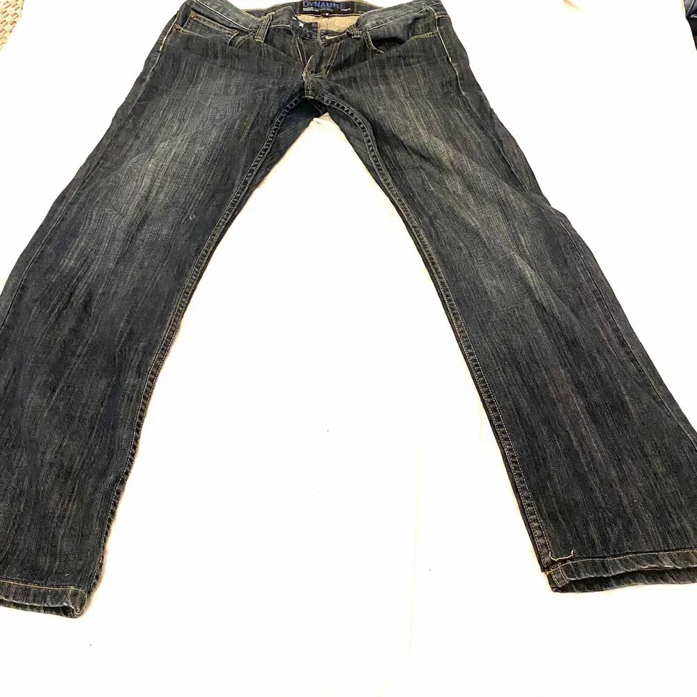 Balla lågmidjade jeans från Dynamite, för små för mig tyvärr<3 OBS: Knapp saknas men går enkelt att sätta in en ny! Storlek W33L34 men mindre i storleken (lowwaisted) Kvar tills de står såld. Jeans & Byxor.