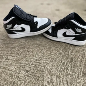 Jordan 1 mid carbon fiber Nike - Dessa par skor är storlek 36, jag har haft dom i 1 år nu. Det är ett par Nike jordan 1 mid carbon fiber. Jag köpte dom för 2400. Dom är inte så använda har inte fixat dom helt men är snart klar. 