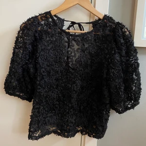 Sötaste fest toppen - Sötaste fest toppen som blir perfekt för den där sena sommar festen 🥰  endast använd en gång så helt ny i stort sett. Underbar!  Obs tar endast swish och fraktar! 