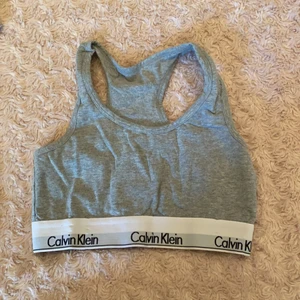Calvin Klein - En grå sport-bh i Bomull 