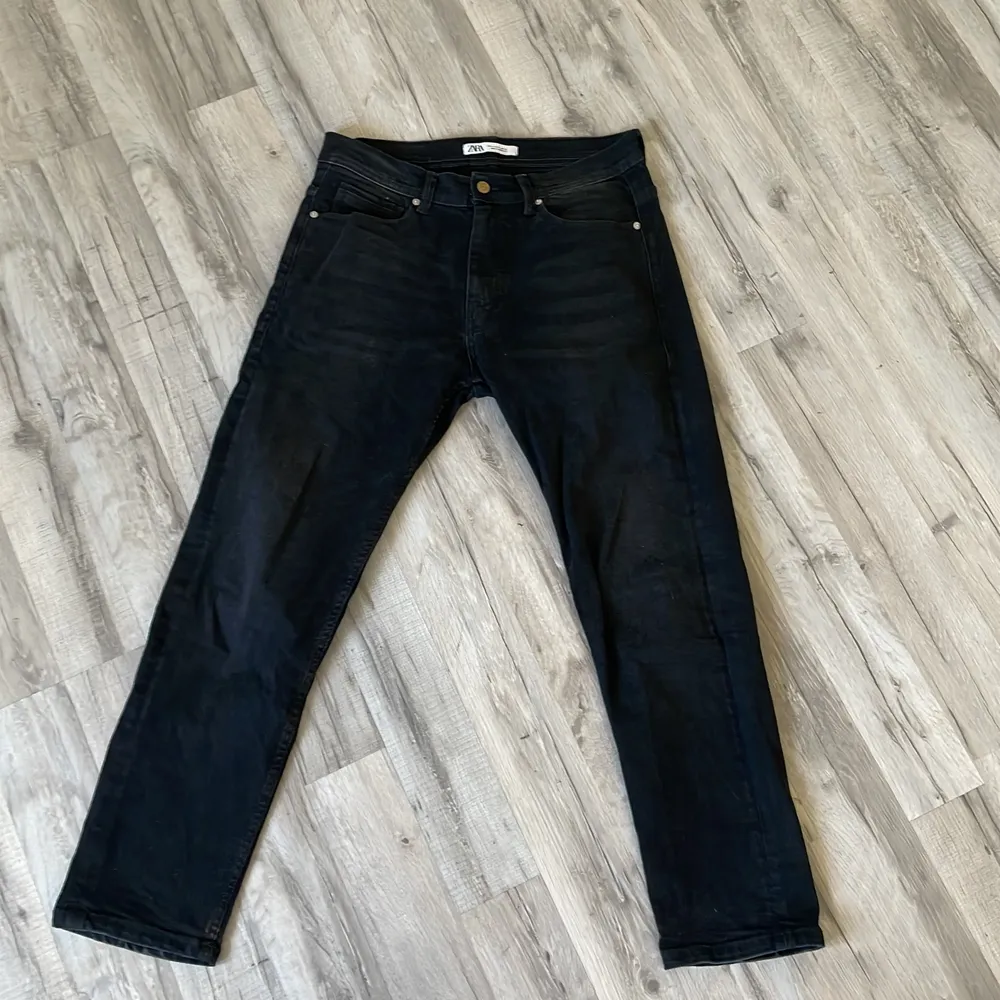 Säljer svarta zara jeans använda ett fåtal gånger. ”Utvättad/sliten” färg. Nypris 400:-. Slim fit. Jeans & Byxor.
