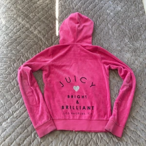 Juicy couture - Fin zip up hoodie me luva säljer på grund av inte använder så mycket längre funkar de som har storlek XS-S men det står att de är storlek XL men de har konstigta storlekar för själv har jag XS-S och den passar bra och hör av er vid intresse