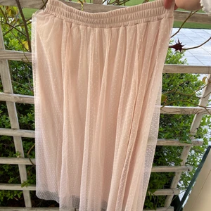 70 kr, storlek S - Rosa kjol från HM. Storlek S. Köpt för tre år sedan men aldrig använts. Kan mötas i centrala Norrköping eller fraktas men då står köparen för frakten 😊