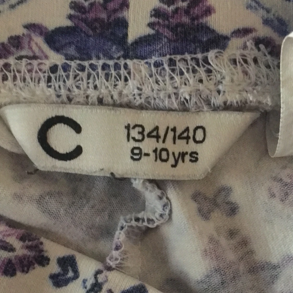 Kjol med lila mönster  - 91