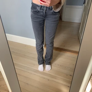 Raka lågmidjade jeans - Pepe jeans. Pytteliten fläck på ena benet men syns inte när man har dem på sig. Köpta i höstas använda Max 10ggr. 