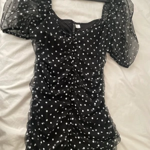 Klänning med vita prickar  - Helt oanvänd ( endast testad) söt klänning från H&M med små vita prickar, tycker den är as söt och säljer endast då den inte kommer till användning!! Är i strlk 16 ( UK ) men passformen är S-L skulle jag säga. nypris: 399 💓💓 Skriv vid intresse 