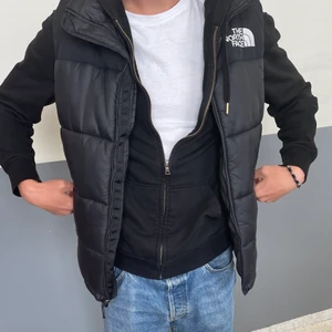 Northface väst - Köpte den på shelta i gbg i vintras för 1700kr använt den 3-4 gånger storlek S