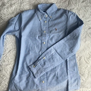 Ralph lauren skjorta - Custom fit modell. Storlek XS. Helt oanvänd, fick den i present men den passade tyvärr inte :/ 