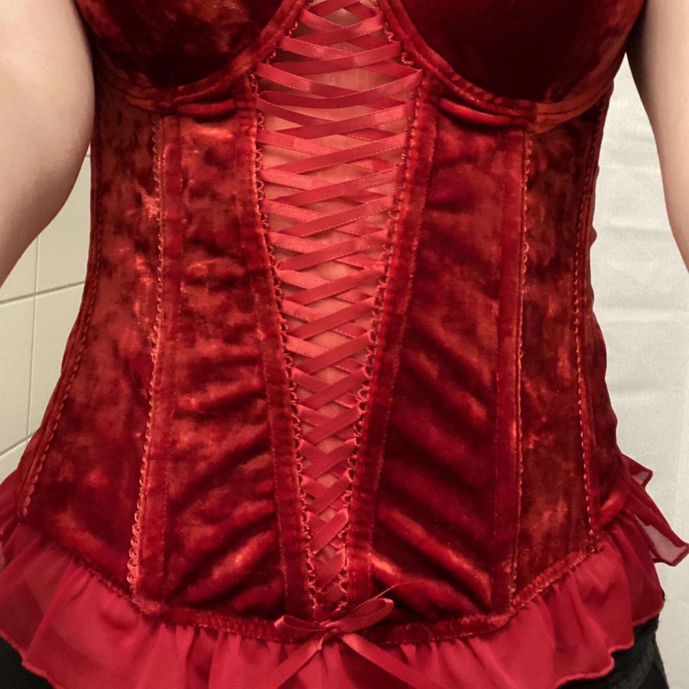 Red velvet corset with lace trim, cute bows and lovely detailing. Bought from HUMANA but didn’t end up fitting me right so now I need to sell it!. Toppar.