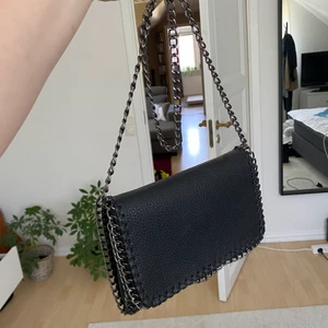 Crossbody bag  - Säljer denna jättefina crossbody väskan då den ej kommer till användning. Köparen står för frakt ❤️