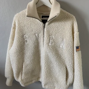 Teddyjacka  - Använd fåtal gånger, ganska tunn jacka ❤️‍🩹 oversize modell, passar XS-M