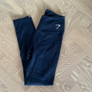 Gymshark träningsbyxor  - Blåa gymshark träningsbyxor i en mörkblå färg. Säljer då jag inte använder dom men är i väldigt skönt material. Endast använda ett fåtal gånger. Nypris 399kr. Frakt 62 kr🥰💗