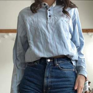 Blå piké med röda ränder - Så cool tröja i ganska robust material, obvisouly skrynklig på bilderna hehe... kommer tyvärr inte till användning, använd en gång men thriftad för 120kr 